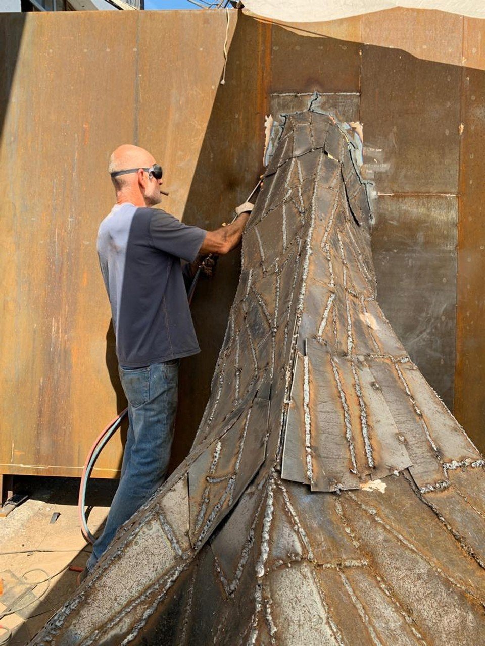 L'artista Stefano Pierotti al lavoro sul monumento