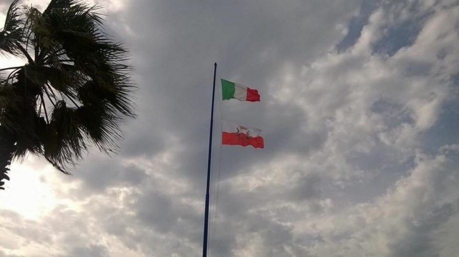 La bandiera di Lucca in piazza Mazzini nel 2017