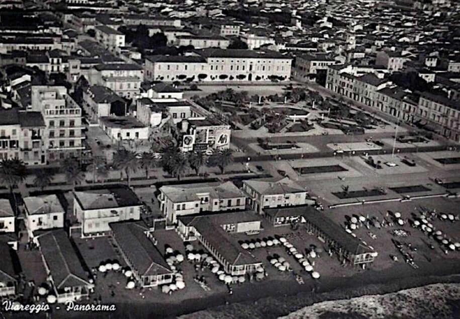 Piazza Mazzini nel 1960 con visibili i resti dell'ex Casa del Fascio
